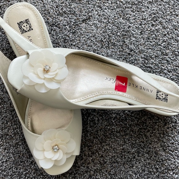 White sandals - Picture 2 of 3